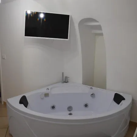 21mqsuitehomes , Con Mini Piscina Privata, Con Vasca Idromassaggio & Standard Apartment *