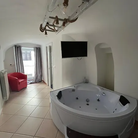 21mqsuitehomes , Con Mini Piscina Privata, Con Vasca Idromassaggio & Standard Apartment *